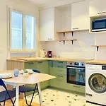 Justine Suite, Place De La Republique